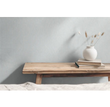 Träbänk med vas och böcker