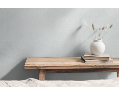 Träbänk med vas och böcker