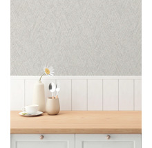 Rum med mönstrad tapet och bord med porslin