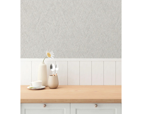 Rum med mönstrad tapet och bord med porslin