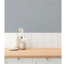 Mönstrad tapet i en matsal med bord och porslin