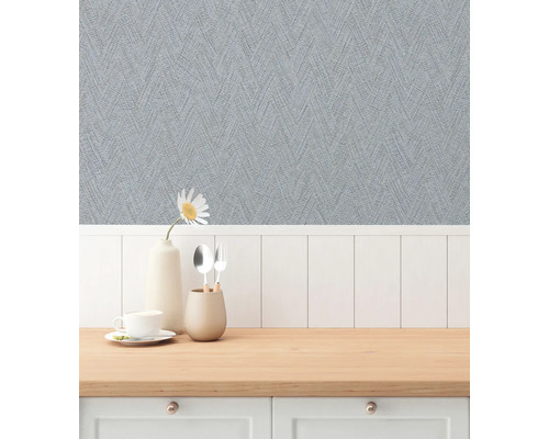 Mönstrad tapet i en matsal med bord och porslin