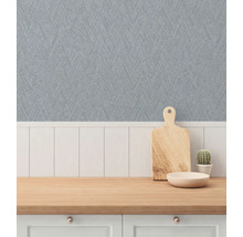 Köksscen med mönstrad tapet, skärbräda, skål och kaktus på en arbetsbänk