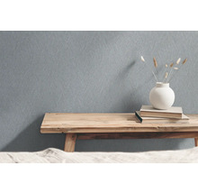 Tapet med geometriskt mönster i interiör, på en träbänk med dekorationer