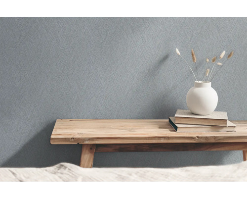 Tapet med geometriskt mönster i interiör, på en träbänk med dekorationer