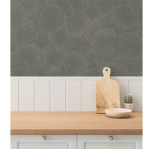 Köksscen med tapet med cirkelmönster, skärbräda och kaktus