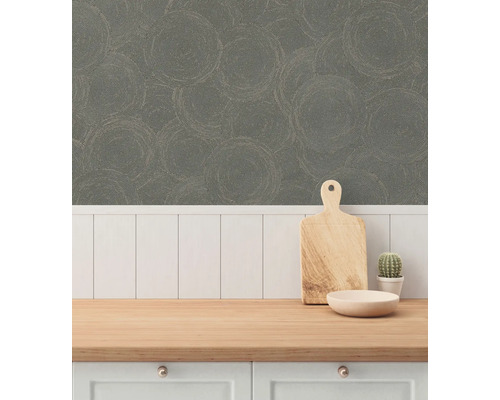 Köksscen med tapet med cirkelmönster, skärbräda och kaktus