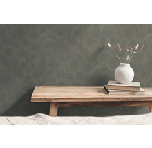 Närbild av en vägg med vinyltapet och cirkelmönster