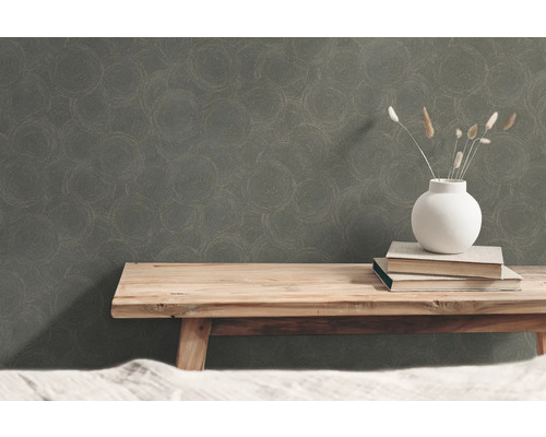 Närbild av en vägg med vinyltapet och cirkelmönster