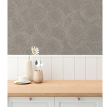 Mönstrad tapet med cirklar över en köksbänk med disk