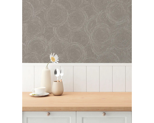 Mönstrad tapet med cirklar över en köksbänk med disk