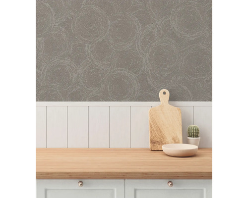 Köksscen med grå tapet med cirkeldesign, skärbräda i trä och kaktus