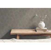 Scen med en mönstrad tapet, en träbänk och dekorationer