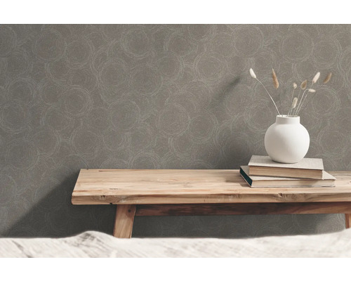 Scen med en mönstrad tapet, en träbänk och dekorationer