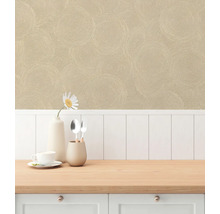 Rumsutsikt med mönstrad tapet och bordsdekoration