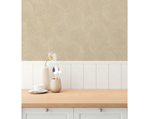 Rumsutsikt med mönstrad tapet och bordsdekoration