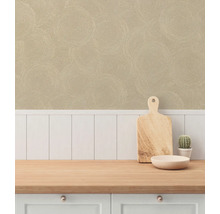 Köksscen med strukturtapet och arbetsbänk i trä