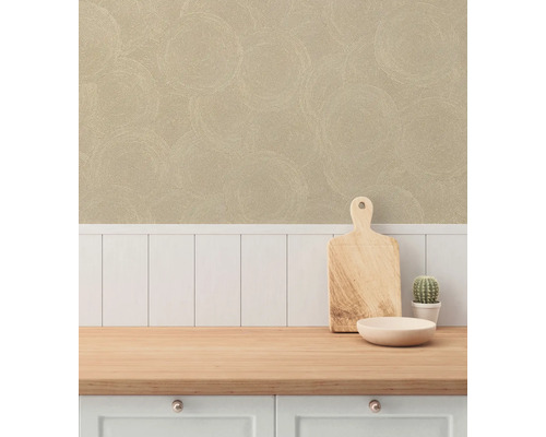 Köksscen med strukturtapet och arbetsbänk i trä