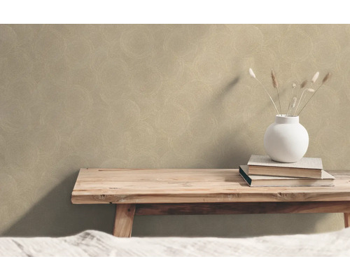 Ljust mönstrad tapet med cirkelmotiv på en rumsvägg