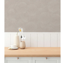 Tapet med cirkelformat mönster och köksdekoration på en arbetsbänk