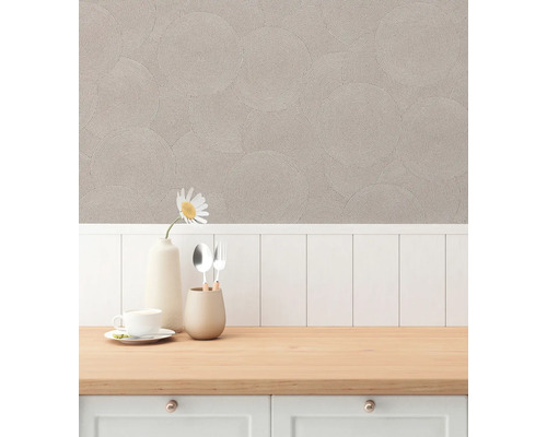 Tapet med cirkelformat mönster och köksdekoration på en arbetsbänk