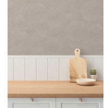 Dekorativ tapet med cirkelmönster i ett ljust kök med träbänkskiva