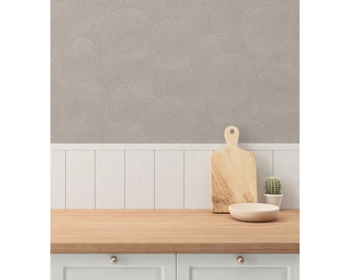 Dekorativ tapet med cirkelmönster i ett ljust kök med träbänkskiva