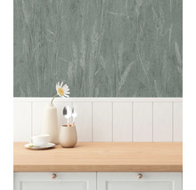 Köksscen med tapet med gräsmotiv, porslin och arbetsbänk i trä