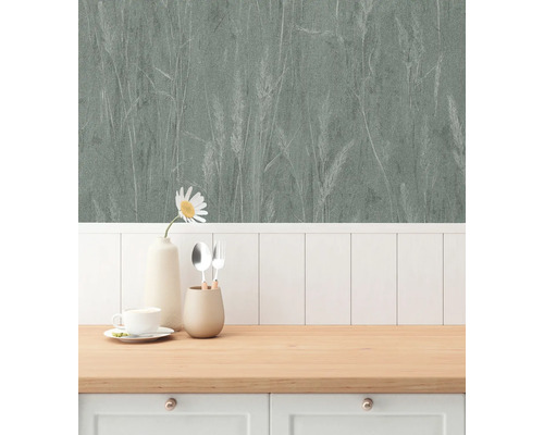 Köksscen med tapet med gräsmotiv, porslin och arbetsbänk i trä