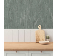 Köksscen med tapet med växtmotiv, skärbräda, skål och kaktus