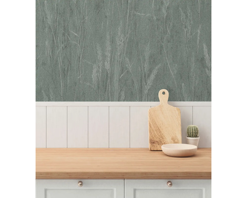 Köksscen med tapet med växtmotiv, skärbräda, skål och kaktus