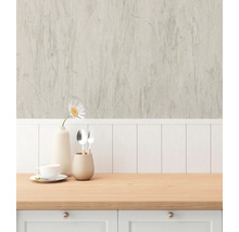 Dekorativ vägg med tapeter i interiören och köksredskap på bänkskivan