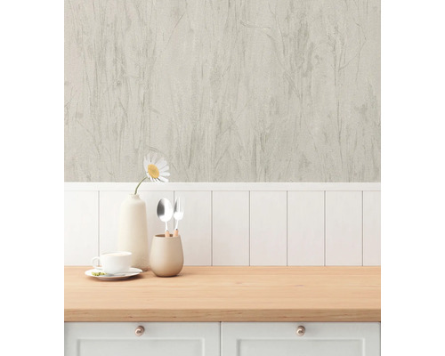 Dekorativ vägg med tapeter i interiören och köksredskap på bänkskivan