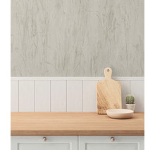 Köksscen med bänkskiva i trä, skärbräda, skål, kaktus och mönstrad tapet