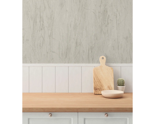 Köksscen med bänkskiva i trä, skärbräda, skål, kaktus och mönstrad tapet