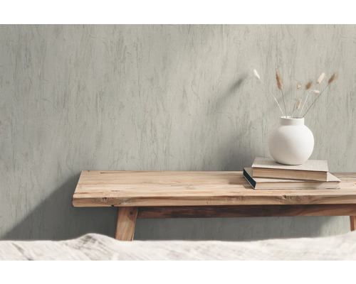 Dekorativ vägg med träbänk, böcker och vas