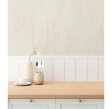 Scen av en köksbänk med porslin, vas och dekoration