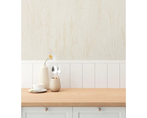 Scen av en köksbänk med porslin, vas och dekoration