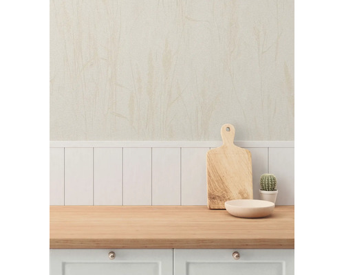 Köksscen med skärbräda i trä, skål och kaktus på en arbetsbänk.