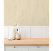 Ljus tapet med textilmönster i en matsal med porslin och dekoration på ett träbord