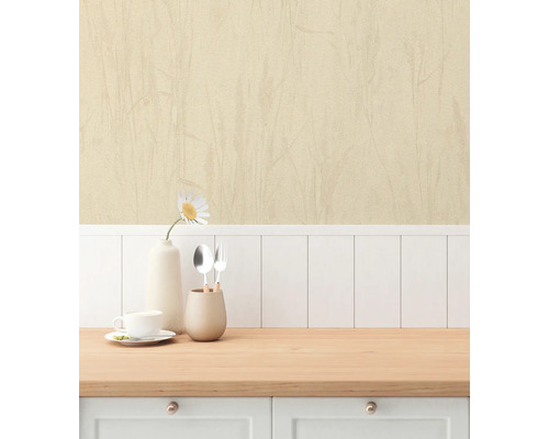 Ljus tapet med textilmönster i en matsal med porslin och dekoration på ett träbord