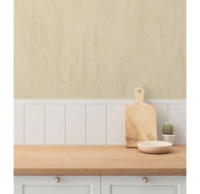 Ljust kök med arbetsbänk i trä, skärbräda och kaktus