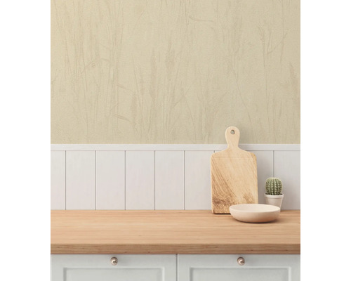 Ljust kök med arbetsbänk i trä, skärbräda och kaktus