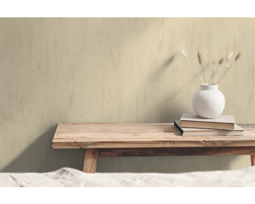 Väggdekoration med träbänk, böcker och vas