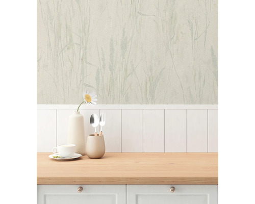 Köksscen med tapet med växtmönster, porslin och träbänkskiva.