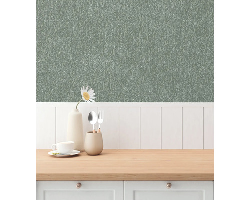 Köksscen med mönstrad tapet, porslin och träbänkskiva