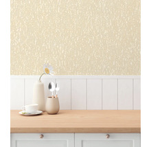 Interiör med mönstrad tapet ovanför vit väggpanel och träbänkskiva