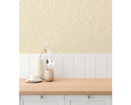 Interiör med mönstrad tapet ovanför vit väggpanel och träbänkskiva