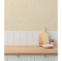 Ljust kök med tapet, arbetsbänk i trä, skärbräda, skål och kaktus