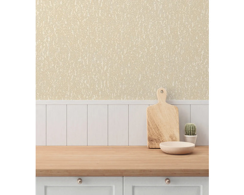 Ljust kök med tapet, arbetsbänk i trä, skärbräda, skål och kaktus